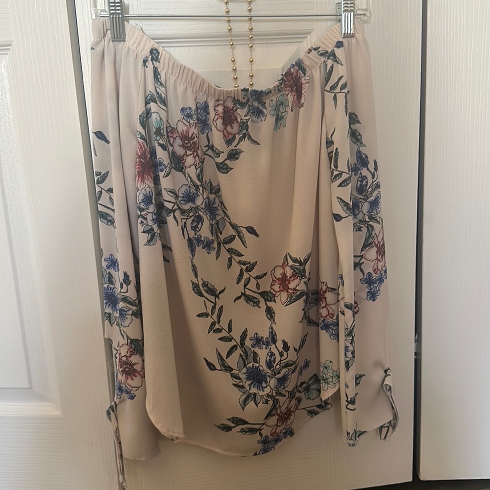 Off the shoulder flowey flower top <3
